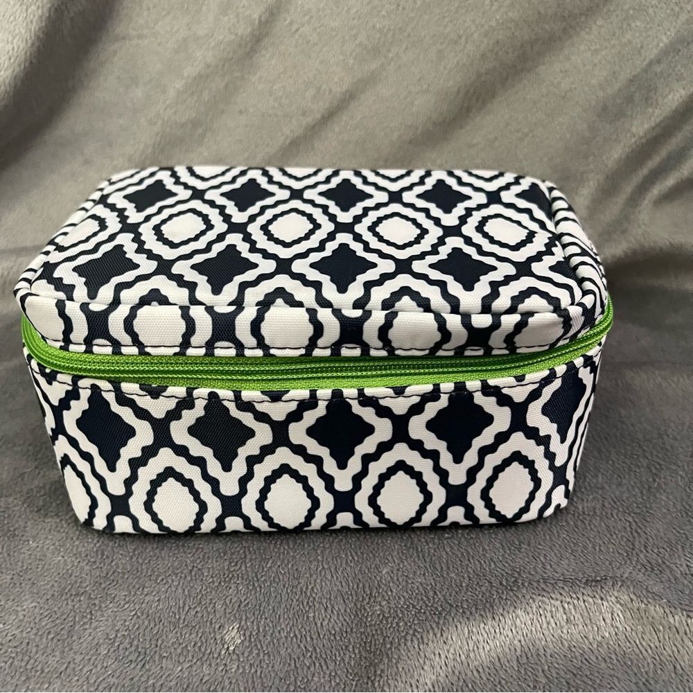 Thirty One Baubles & Bracelets Travel Jewelry Case in Navy Perfect Pendant